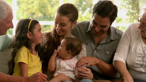 familia extendida sentada en el sofá