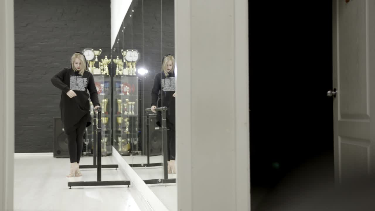 mujer practicando ballet en un estudio de danza