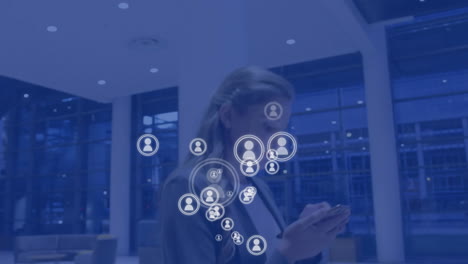 animación de personas iconos sobre feliz mujer de negocios caucásica usando teléfono inteligente en la oficina