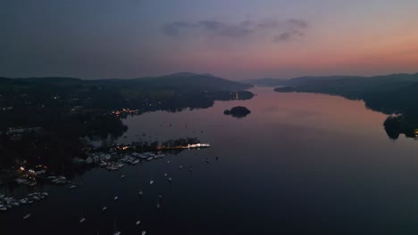 Filmische-Sonnenuntergangsluftaufnahmen-Von-Bowness-Bay-Marina,-Cumbria,-Englisches-Seengebiet