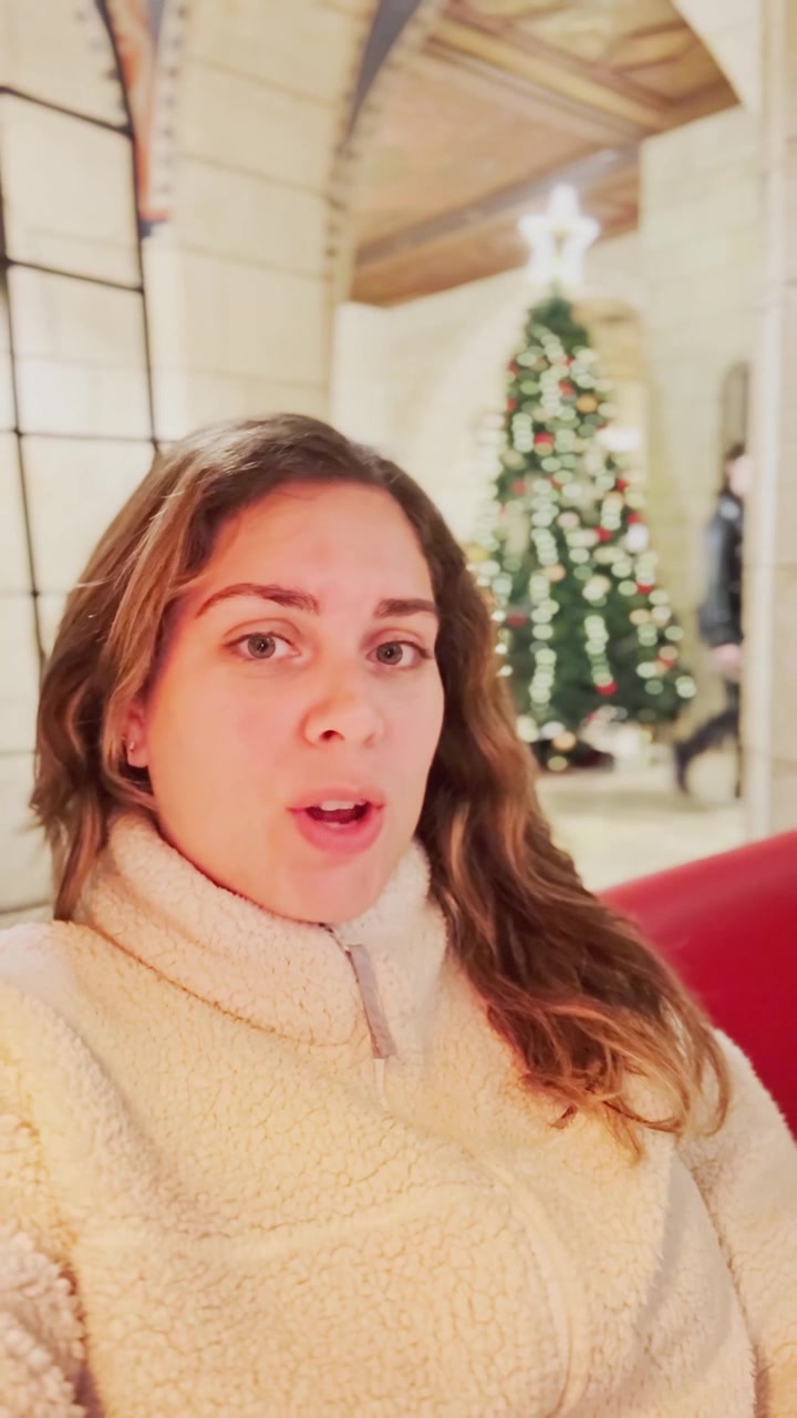 Gelukkige jonge vrouw die praat tijdens kersttijd in Jeruzalem.