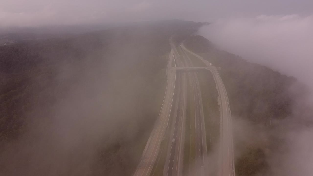 nubes y nieblas sobre la carretera interestatal 75 y la carretera de montaña rara en newcomb, tennessee, ee.uu.