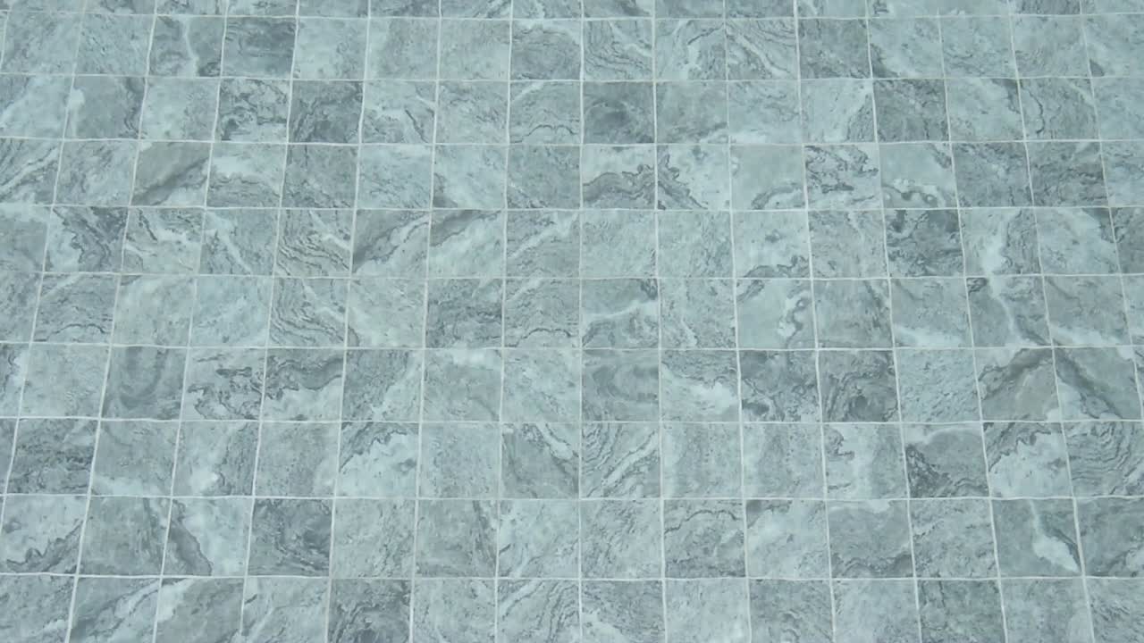 el círculo de ondas de agua con los reflejos de la naturaleza con resolución de 4k.