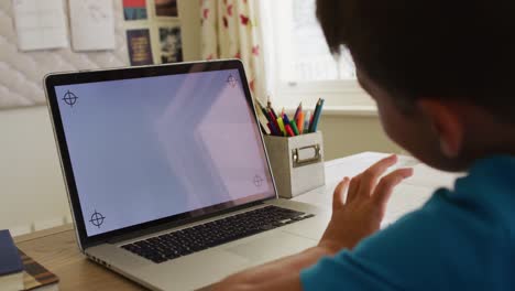 chico caucásico haciendo una videollamada en una computadora portátil con espacio de copia en casa