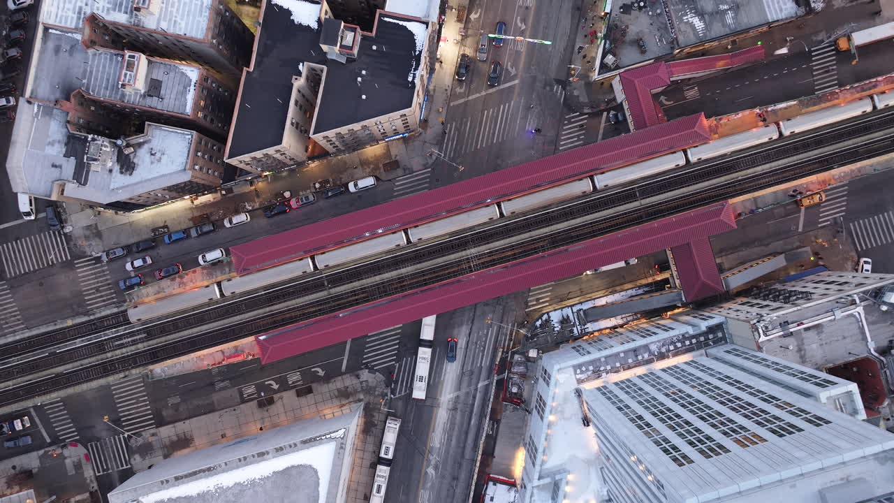 vista aérea del metro por la noche. filmado en la ciudad de nueva york.