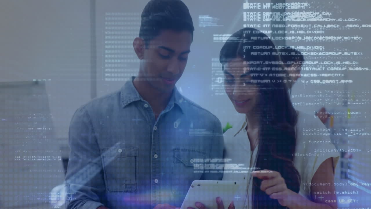 animación de código de programación sobre diversos colegas que colaboran en la tableta