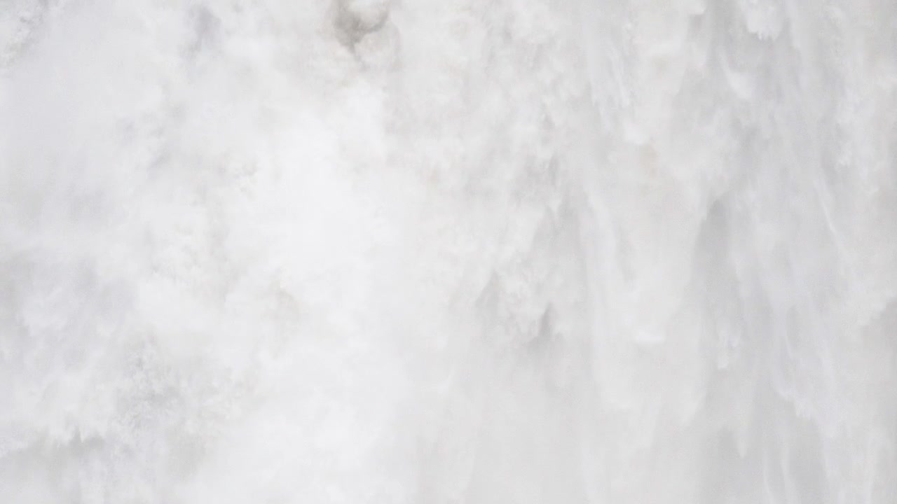 closeup de cachoeira em cascata em câmera lenta