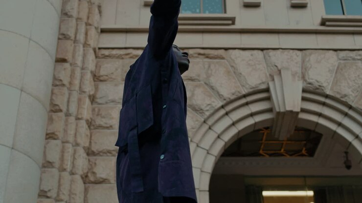 Uomo che esprime libertà davanti a un edificio