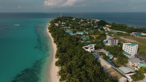 Eine-Sanfte-Luftaufnahme-Einer-Kleinen-Insel,-Umgeben-Von-Palmen-Und-Dem-Weißen-Strand