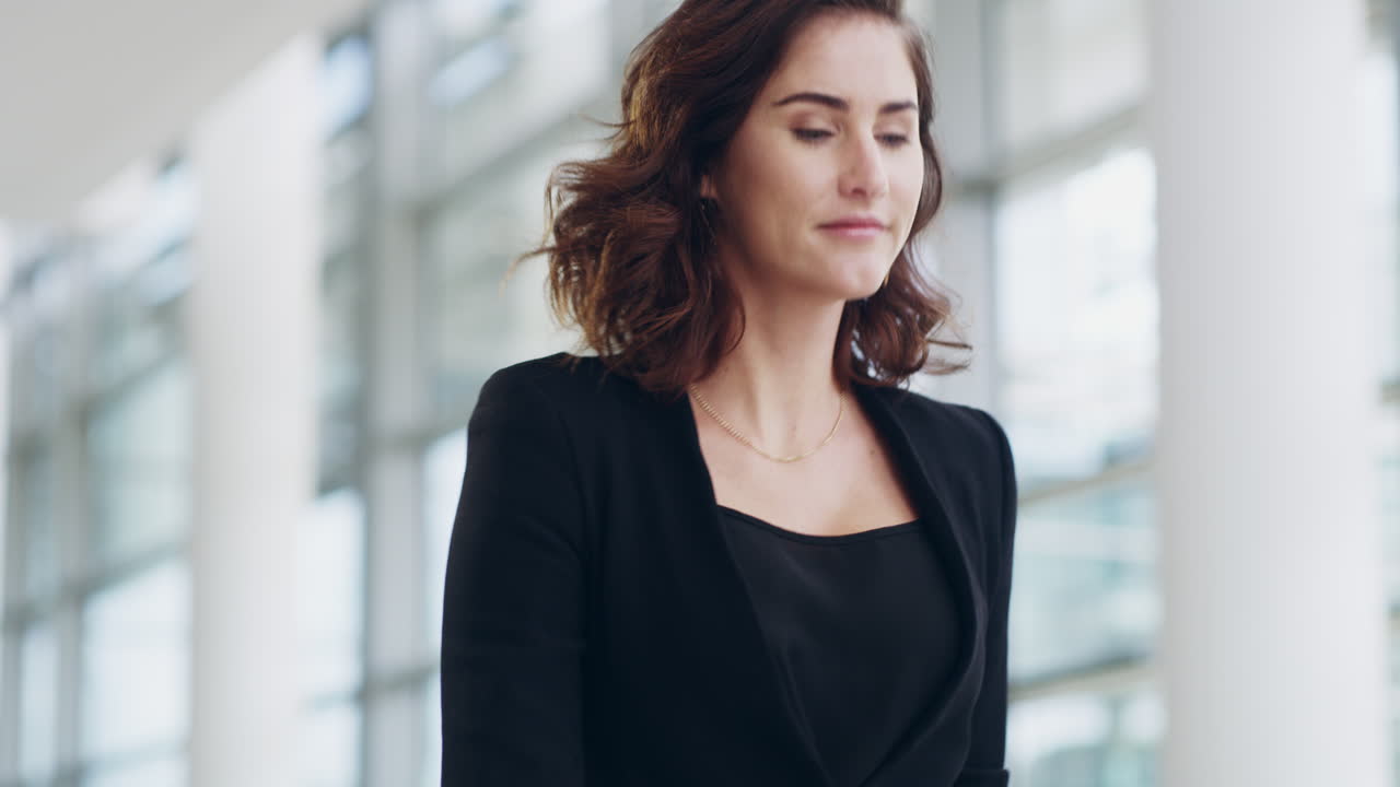 mujer de negocios confiada, centrada y poderosa