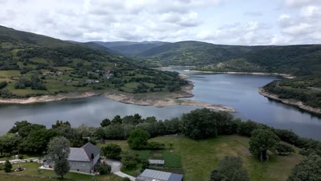 Imágenes-Aéreas-De-Drones-De-Una-Pequeña-Casa-De-Barrio-Ubicada-En-El-Valle-Del-Río-De-Montaña