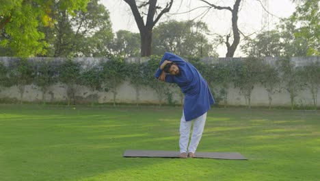 Hombre-Indio-Haciendo-Ejercicios-De-Estiramiento-De-Yoga