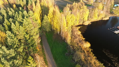 schweden - fliegen über den ruhigen see und die farbenfrohe herbstlandschaft mit booten - drohnen, die vorwärts fliegen