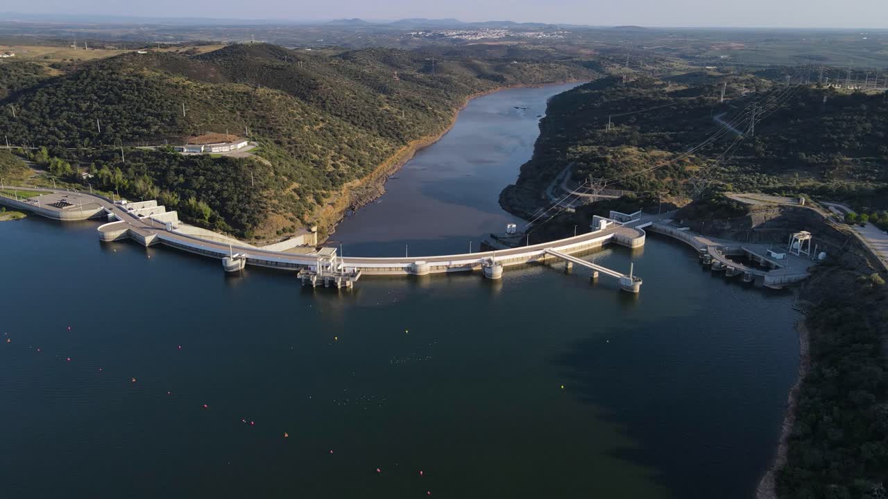 плотина алкева и окружающий ландшафт, португалия