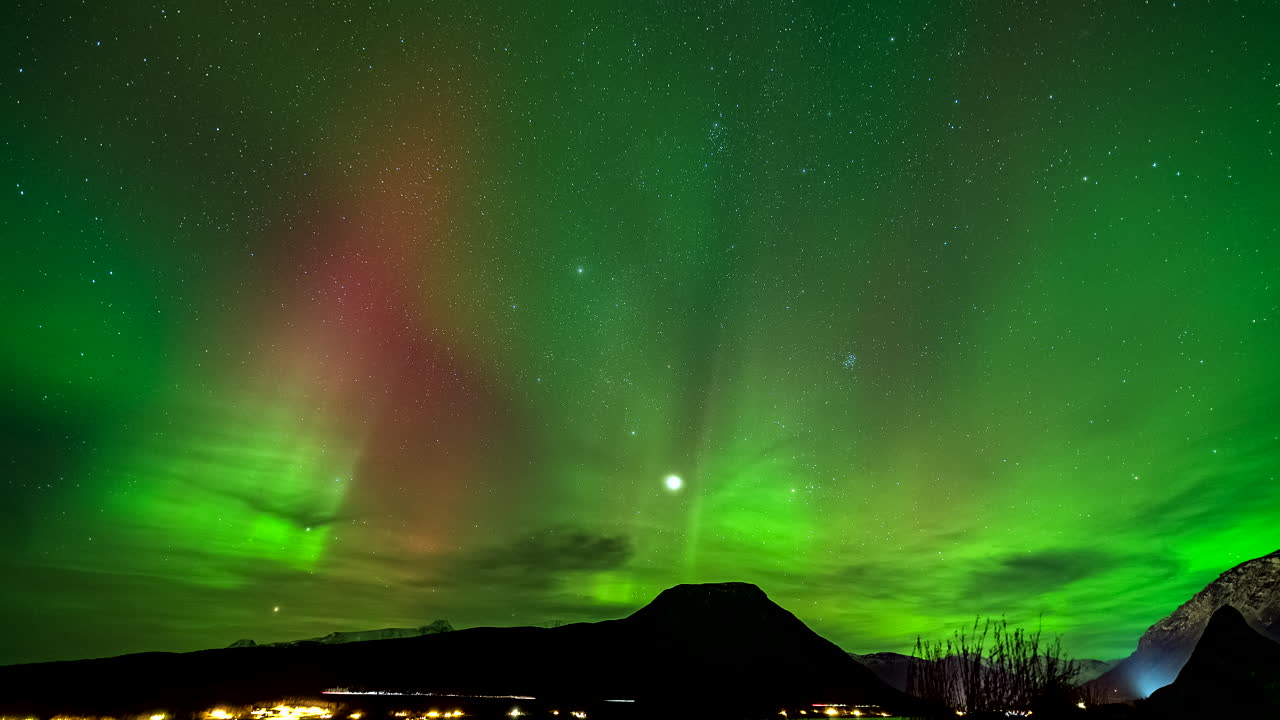 la hipnotizante aurora boreal brillando en el cielo estrellado, el lapso de tiempo sobre balsfjord