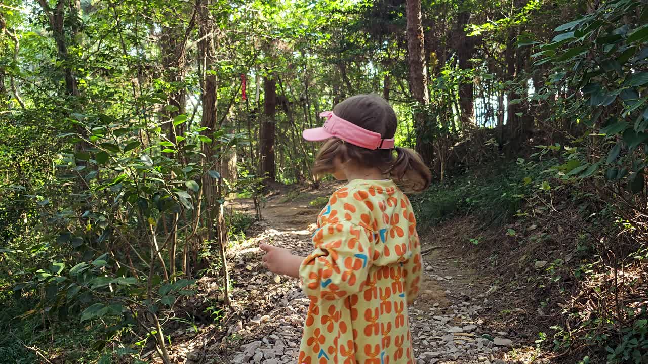 curiosa exploradora caminando por el sendero del bosque tropical en un día de verano
