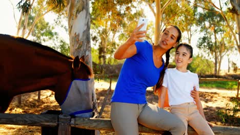 Madre-E-Hija-Tomándose-Selfie-Desde-Un-Teléfono-Móvil-4k