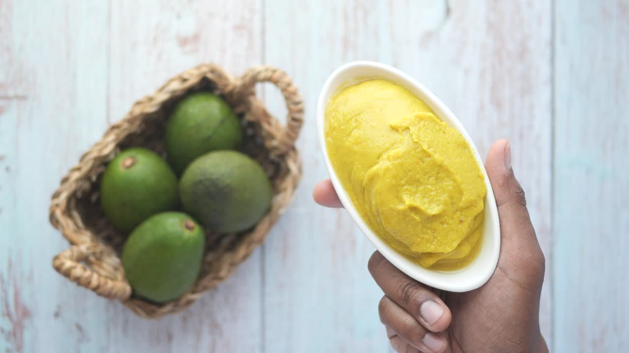 puré de aguacate en un cuenco