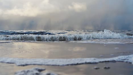 Las-Pequeñas-Olas-Del-Mar-Pelean-Con-La-Arena