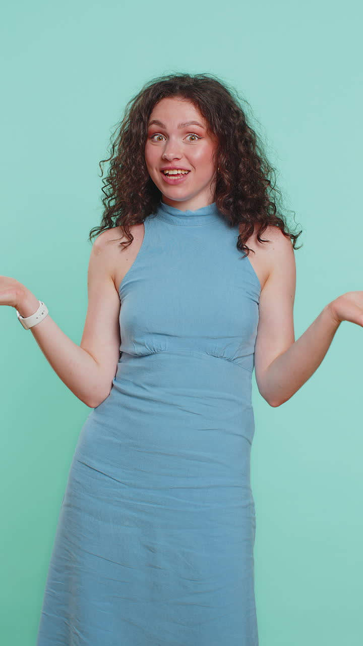 mujer asombrada sorpresa mirando a la cámara con ojos grandes conmocionada por la victoria repentina wow emoción