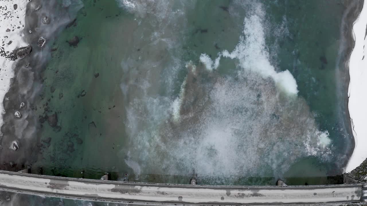 겨울에 서부 노르웨이 온달스네스 근처에 작은 다리가 있는 얼음 강