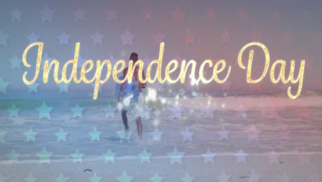 Animation-Des-Textes-Zum-Unabhängigkeitstag-Mit-Amerikanischem-Flaggenmuster-über-Einem-Mann,-Der-Mit-Einem-Surfbrett-Zum-Meer-Rennt
