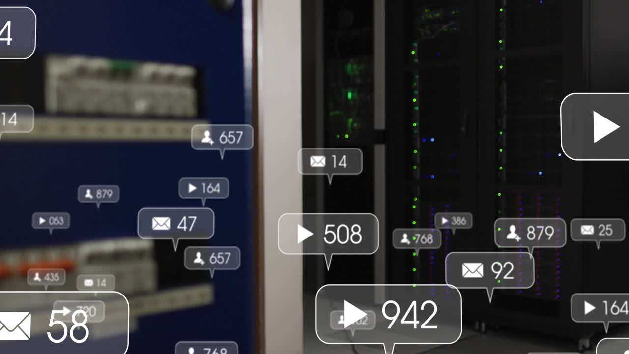 animación de múltiples iconos de redes sociales contra la sala del servidor de la computadora.