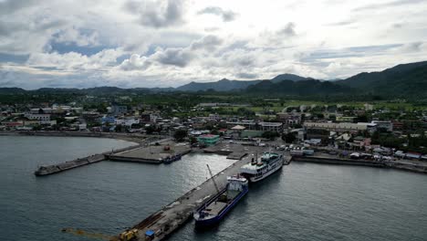 Aerial-Ascent-of-Shipping-Harbor-and-Boats,-Virac,-Catanduanes,-Philippines