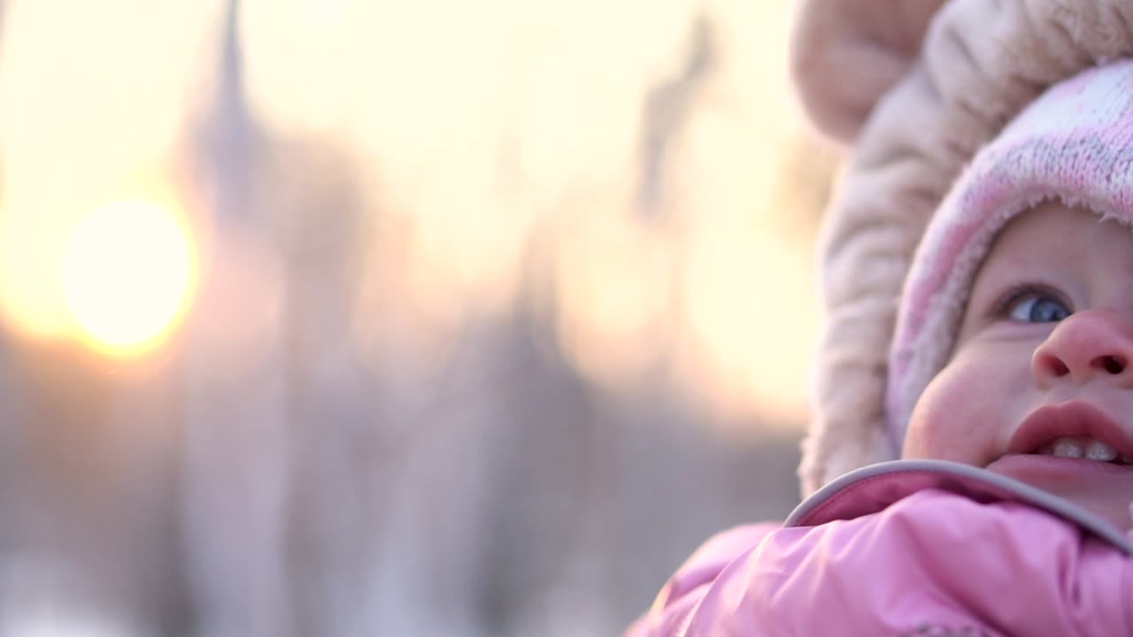 겨울 해가 지는 것을 즐기는 아기 소녀