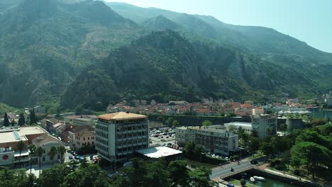 Town-of-Kotor,-mountain-in-back