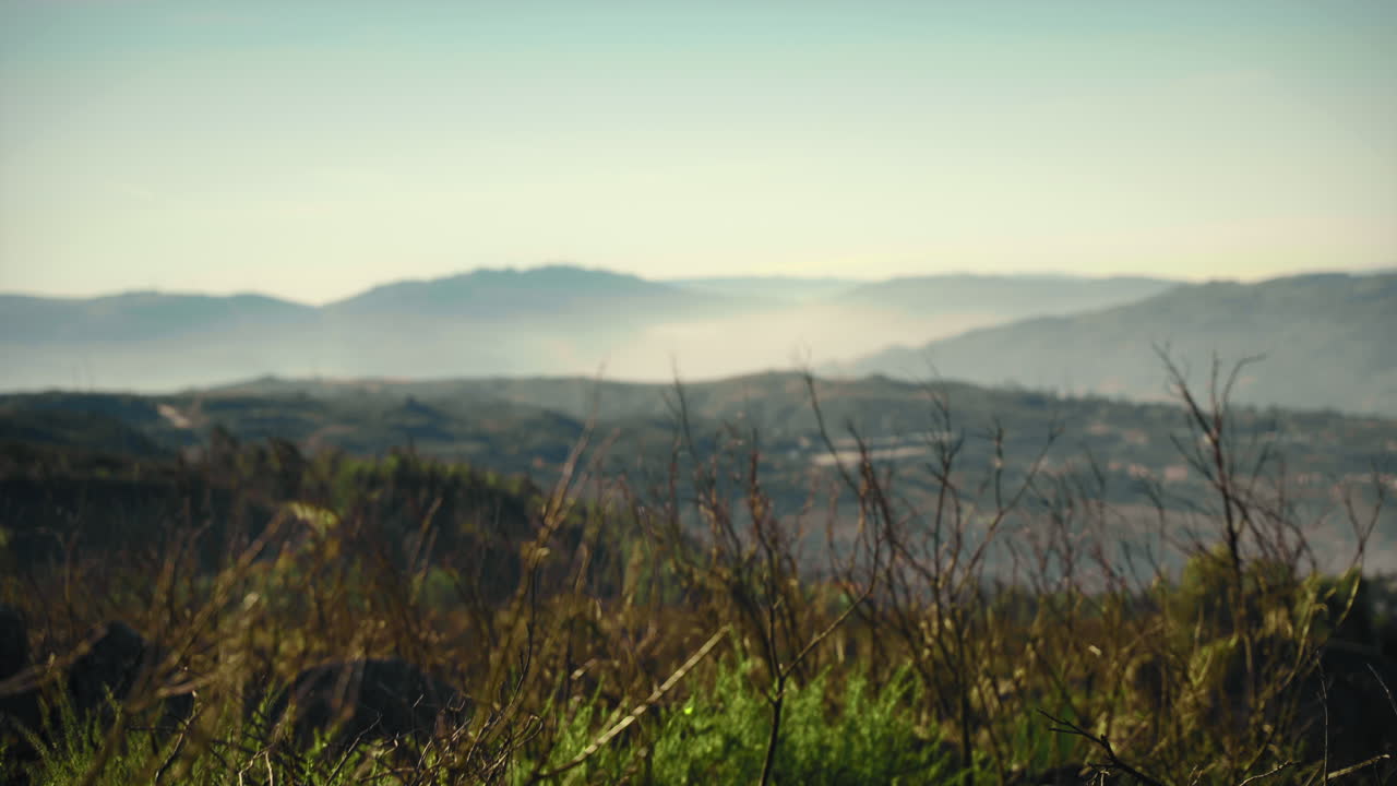 el campo portugués, la montaña y el pueblo en un día de niebla