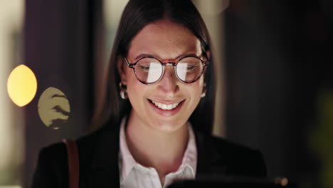 noche, negocios y mujer con gafas