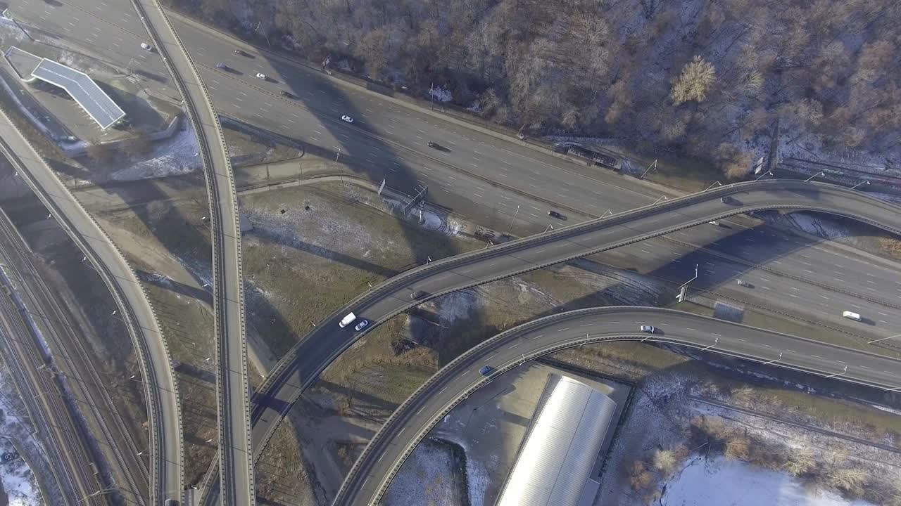 겨울 숲 근처의 도로 교통 교차로