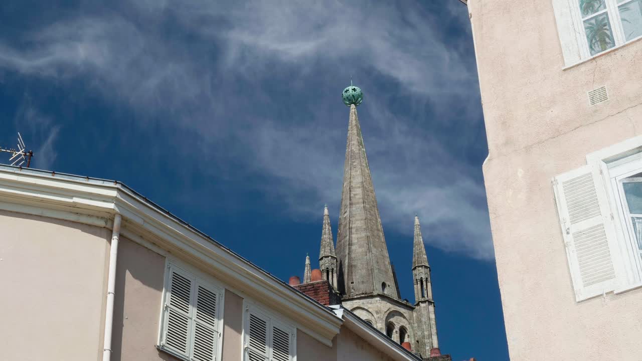 リモージュ中心部の住宅街から突き出た尖った尖塔の頂上。ファサードと窓のある都市の眺め、固定された視点。