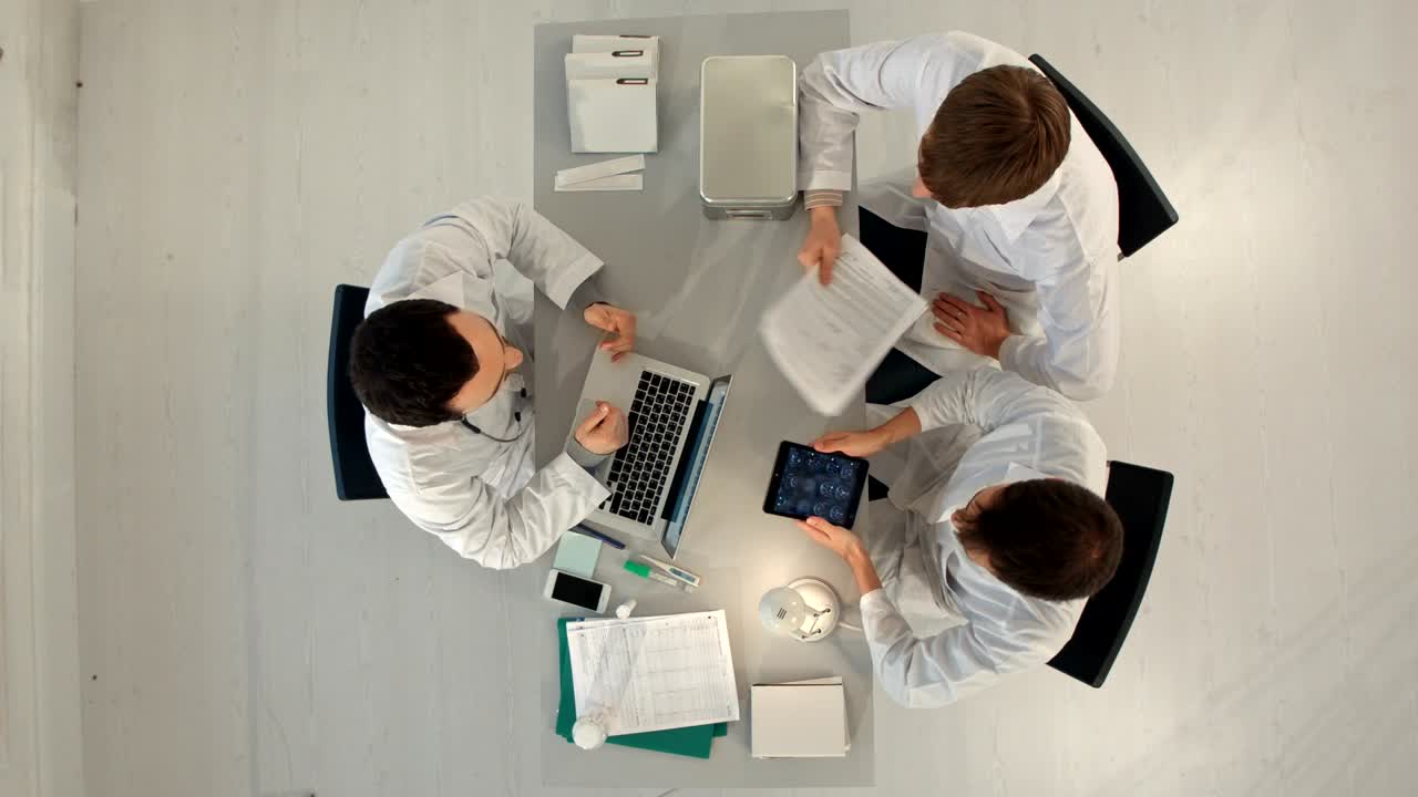 Timelapse de hospital, educación médica, atención médica, concepto de personas y medicina - grupo de médicos felices con tabletas reuniéndose en la consulta médica. Vista superior