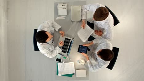 hospital timelapse, educación médica, atención médica, personas y concepto de medicina - grupo de médicos felices con computadoras tabletas se reúnen en la oficina médica. vista superior