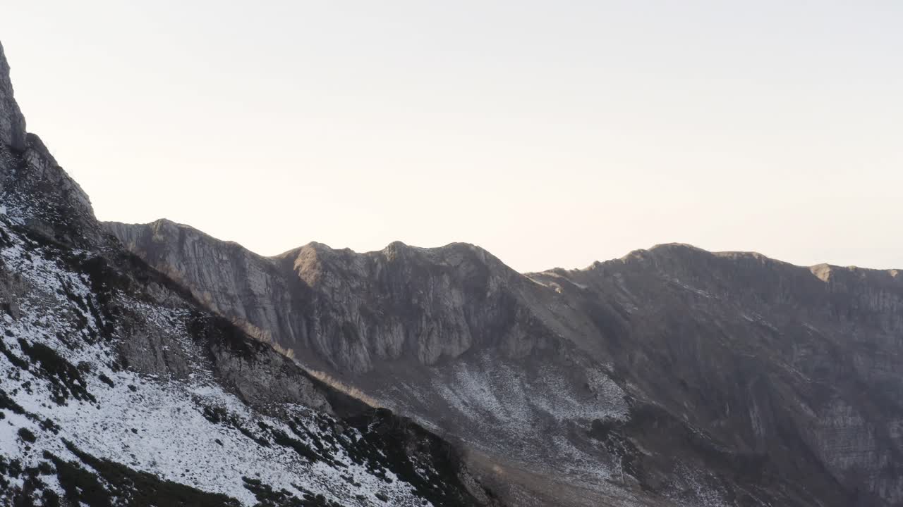 눈이 내린 산악 풍경