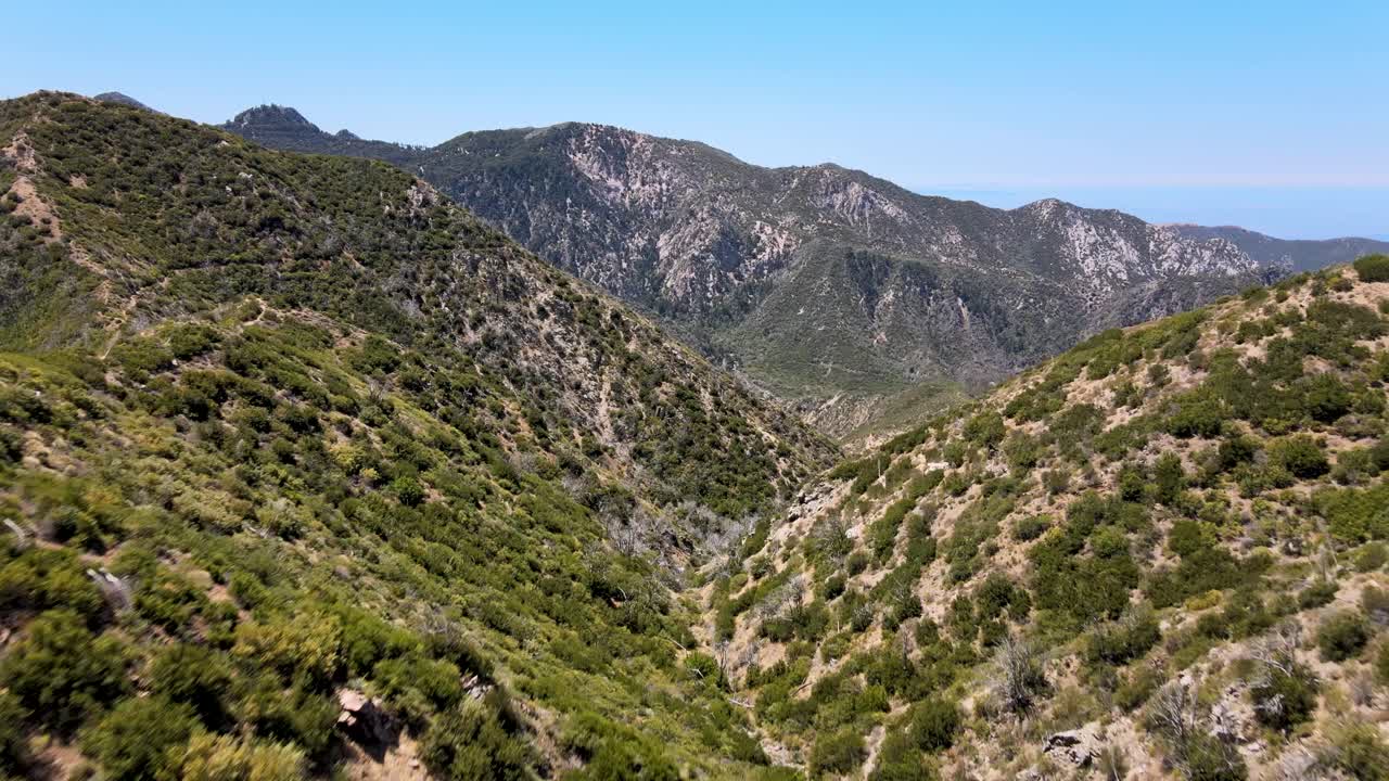 산의 시네마틱 공중 공개 샷
