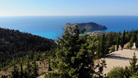 Vista-Escénica-De-Asos-En-Kefalonia-Grecia-Durante-El-Día---Antena-Ascendente