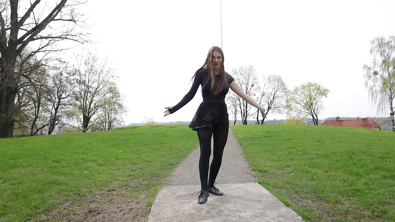 impresionante bailarina actuando en un ambiente tranquilo.