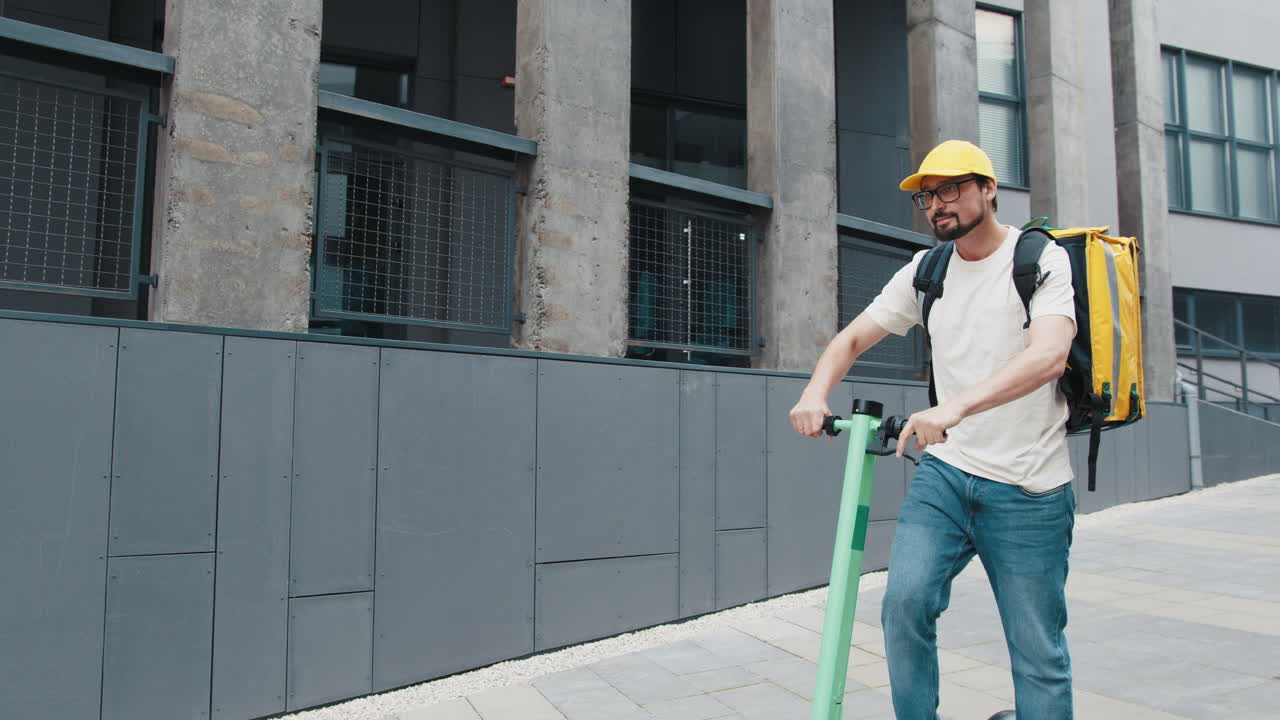 Fattorino su scooter elettrico