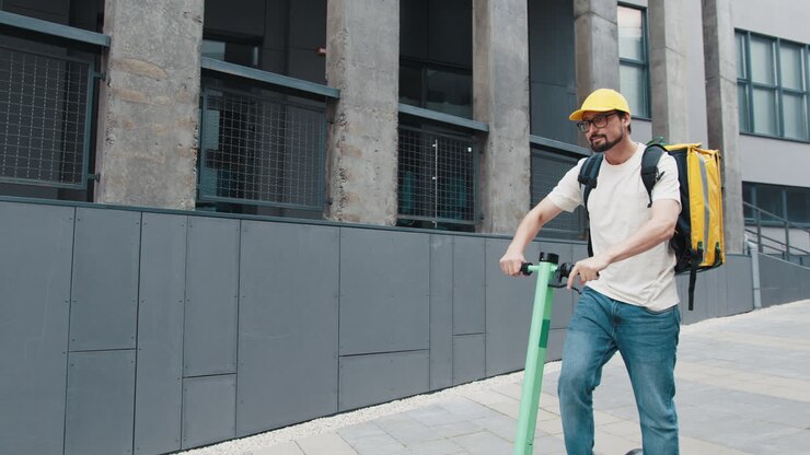 Fattorino su scooter elettrico