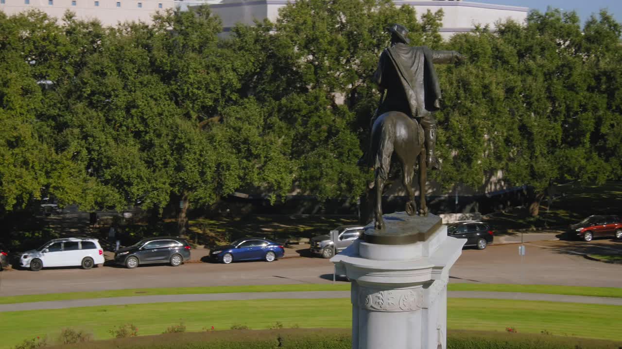 аэрофотосъемка германского парка города хьюстон и статуи сэма хьюстона