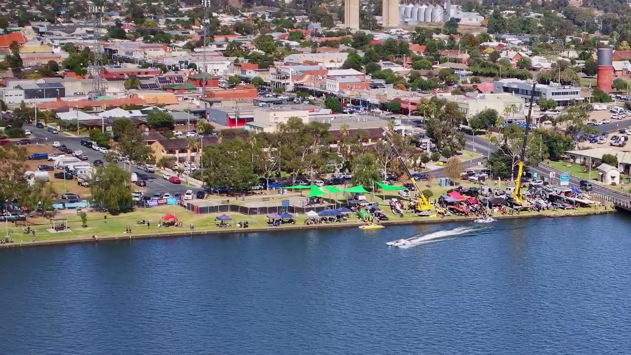 Veduta aerea dei box della Griffith Cup e delle gru accanto al Lago Mulwala.