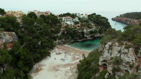 Volando-A-La-Playa-En-Playa-De-Cala-Pi,-Mallorca,-España