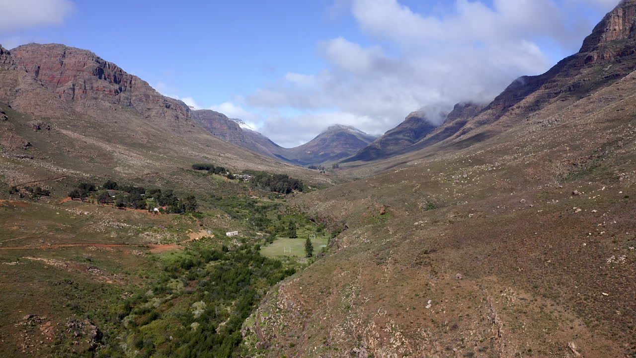 paisaje de valle de montaña con vista aérea