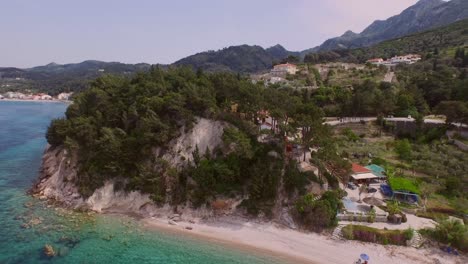 antena: una playa tranquila en la isla de samos, grecia