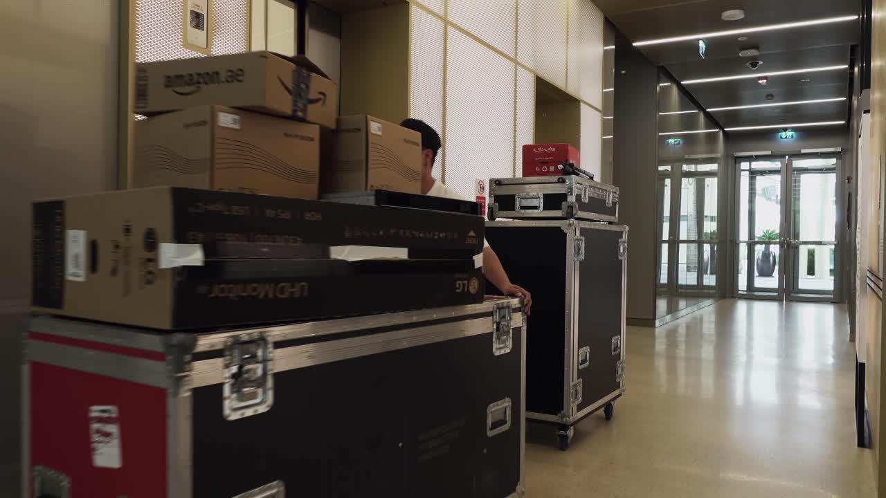 이벤트 기술자 는 쇼 를 위해 엘리베이터 에 케이스 를 끌고 있다