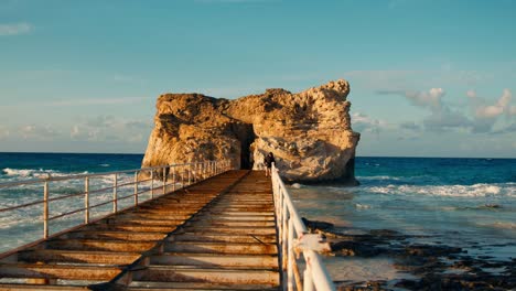 puente de sendero metálico que conduce al baño de cleopatra