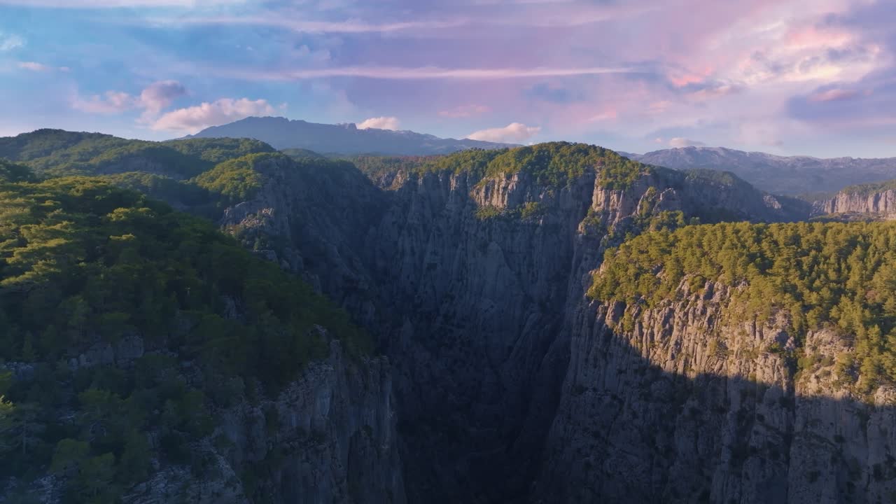 el majestuoso valle de la montaña al atardecer
